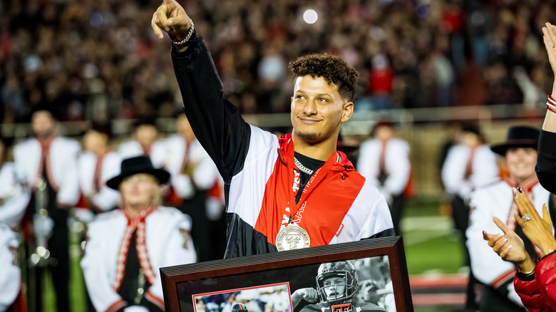 Patrick Mahomes pointing