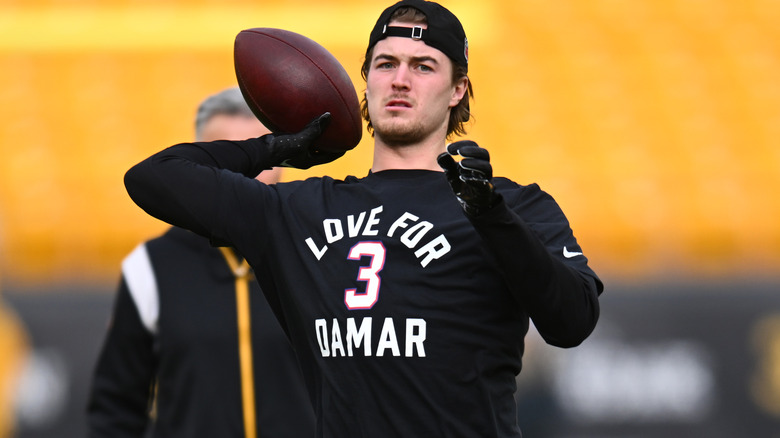 Kenny Pickett shows support for Damar Hamlin
