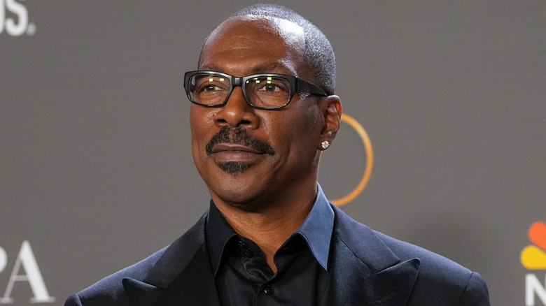 Eddie Murphy posing with award
