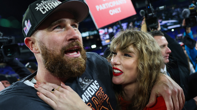 Travis Kelce and Taylor Swift hugging