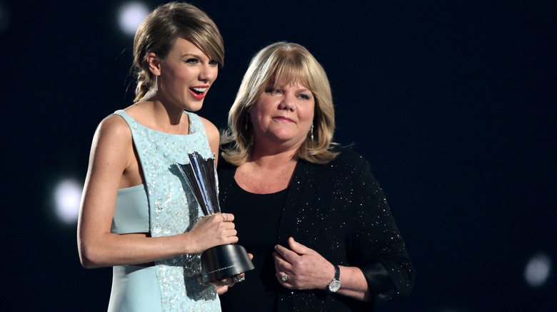 Taylor and Andrea Swift standing together
