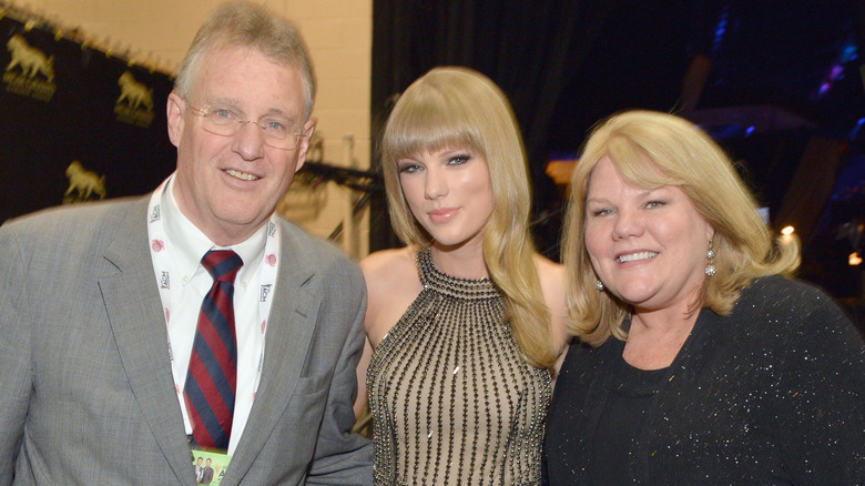 Scott, Taylor, and Andrea Swift smiling