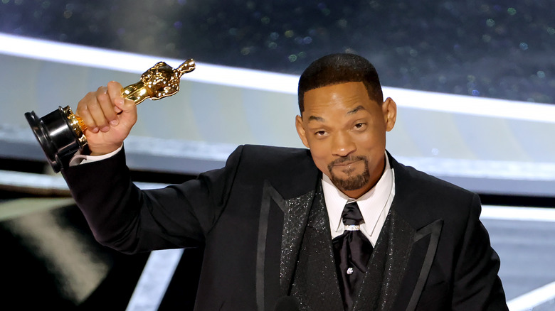 Will Smith holding Oscar