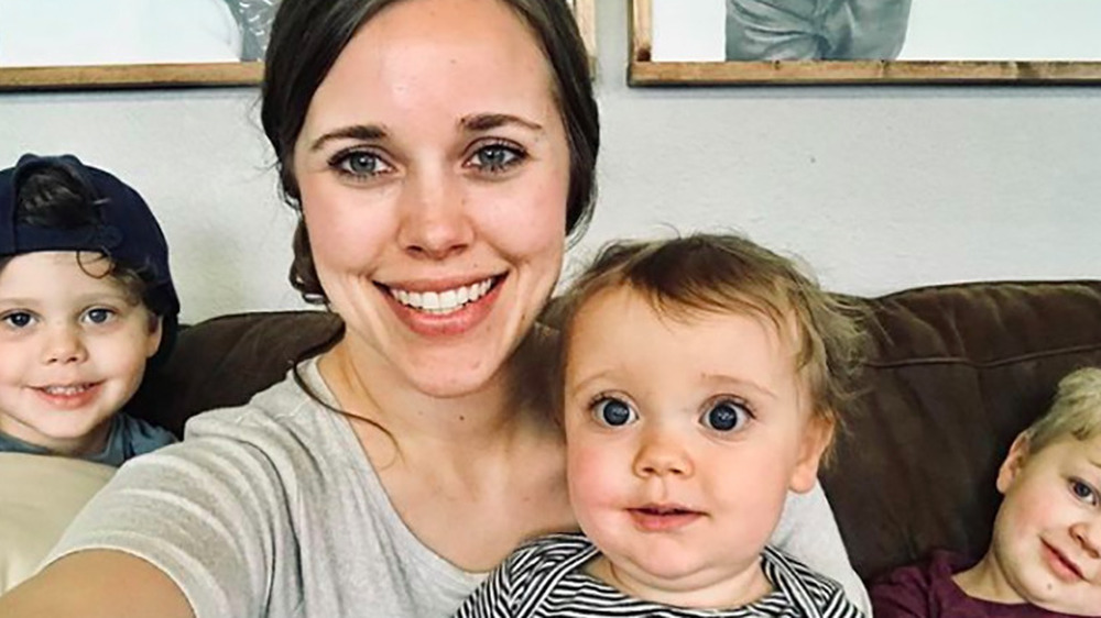 Jessa Duggar Seewald poses with her kids