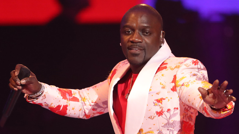 Akon performing