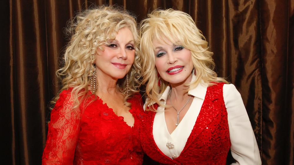 Dolly Parton and Stella Parton posing