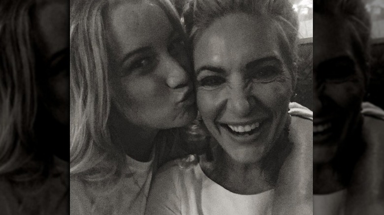 Hannah Ferrier and Kate Chastain selfie