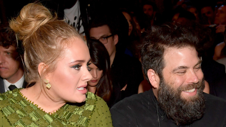 Adele sitting next to Simon Konecki