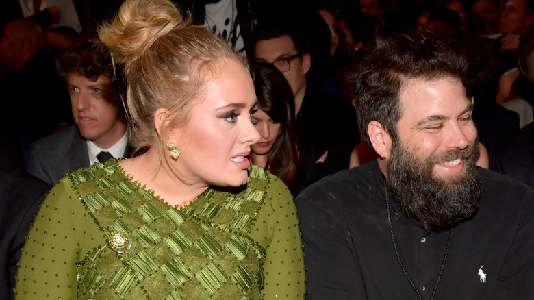 Adele sitting next to Simon Konecki