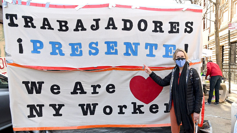 Cynthia Nixon in a mask at a protest 