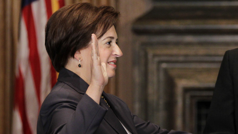 Elena Kagan being sworn in