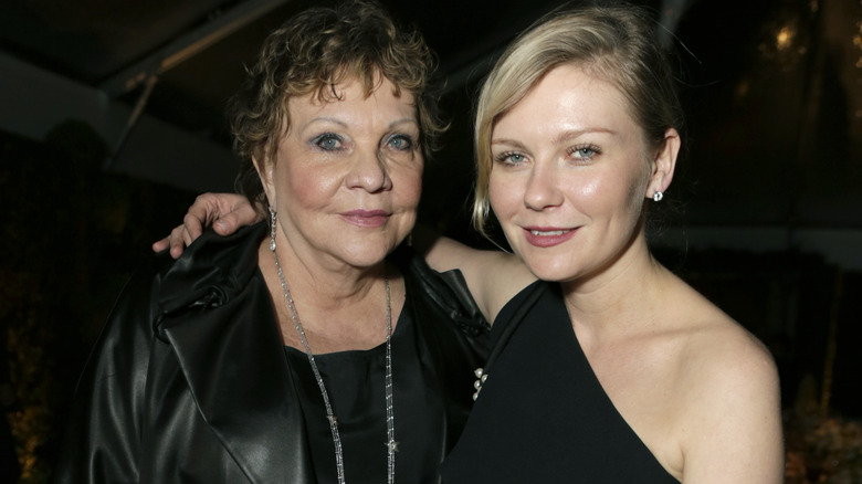 Kirsten Dunst with arm around mother