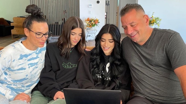 D'Amelio family all looking at laptop together