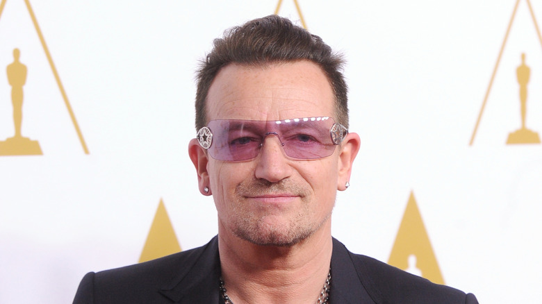 Bono posing at the Academy Awards