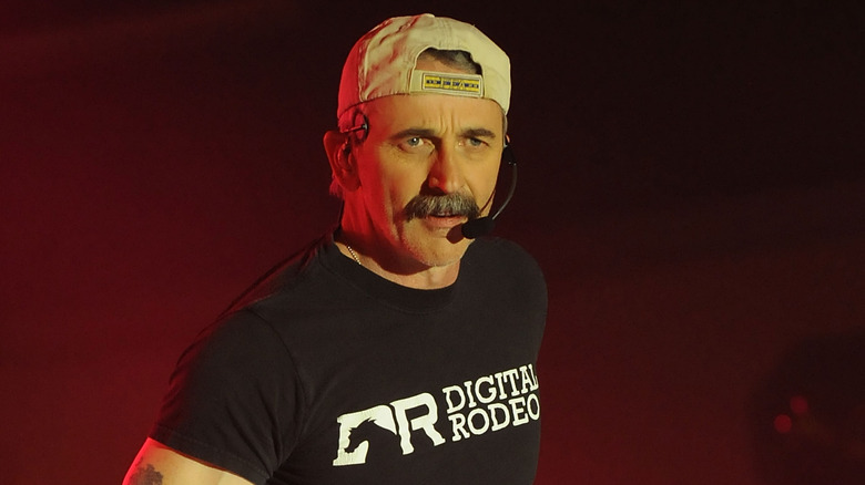 Aaron Tippin, performing