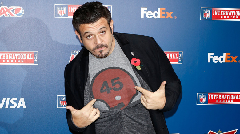 Adam Richman pointing at his shirt