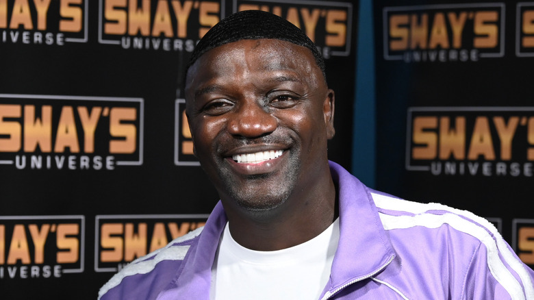 Akon posing for cameras