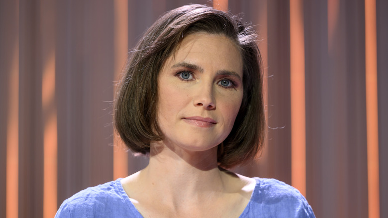 Amanda Knox wearing a blue shirt