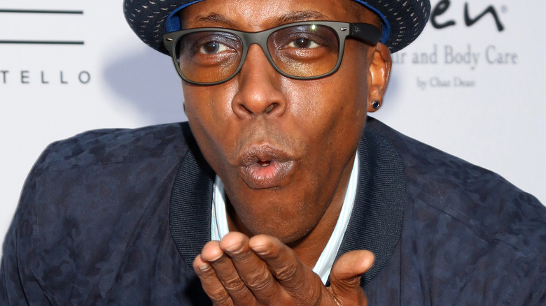 Arsenio Hall posing for cameras
