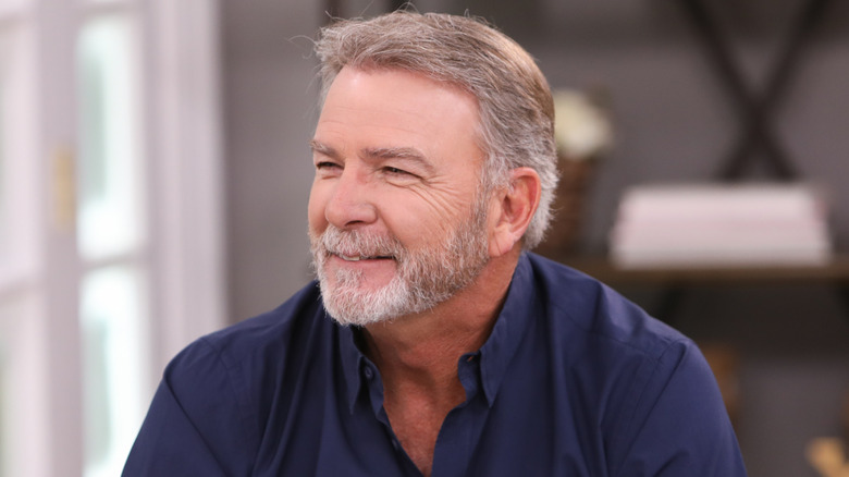 Bill Engvall looking right