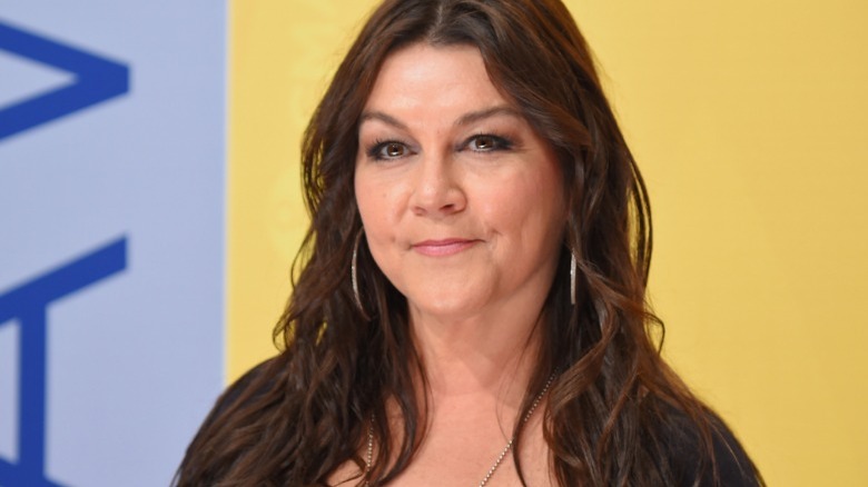 Gretchen Wilson posing for cameras