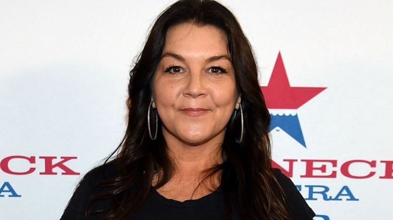 Gretchen Wilson posing for cameras
