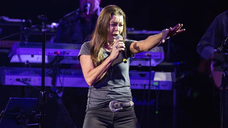 Gretchen Wilson reaching out to the audience while performing