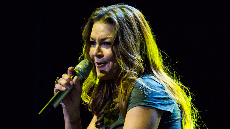 Gretchen WIlson singing into a microphone onstage