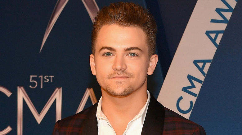 Hunter Hayes posing for cameras