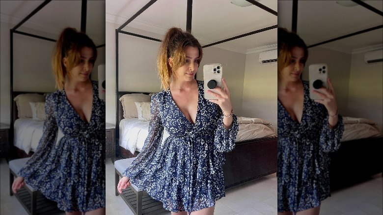 Carmen in blue dress mirror selfie