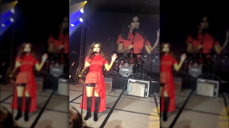 Robin Meade singing