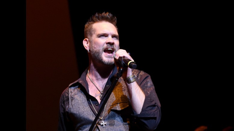 Bo Bice singing into microphone 