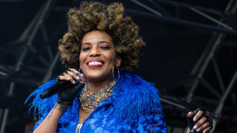 Macy Gray holding microphone 