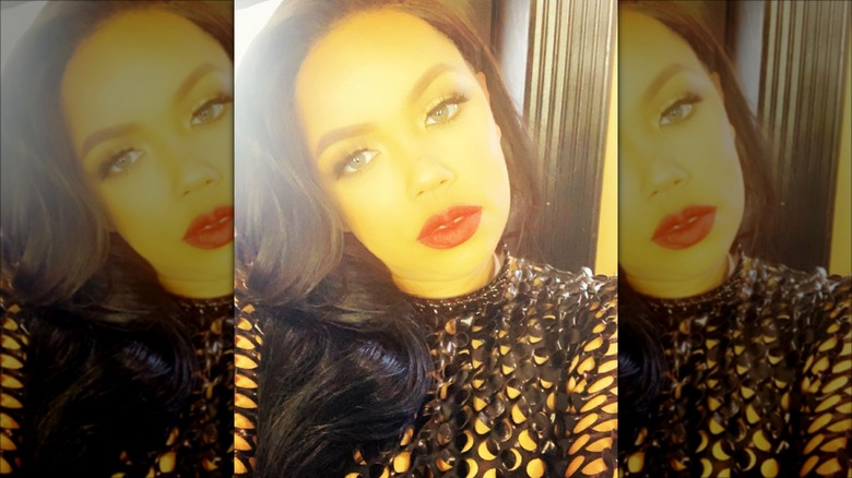 Kiely Williams posing for a selfie