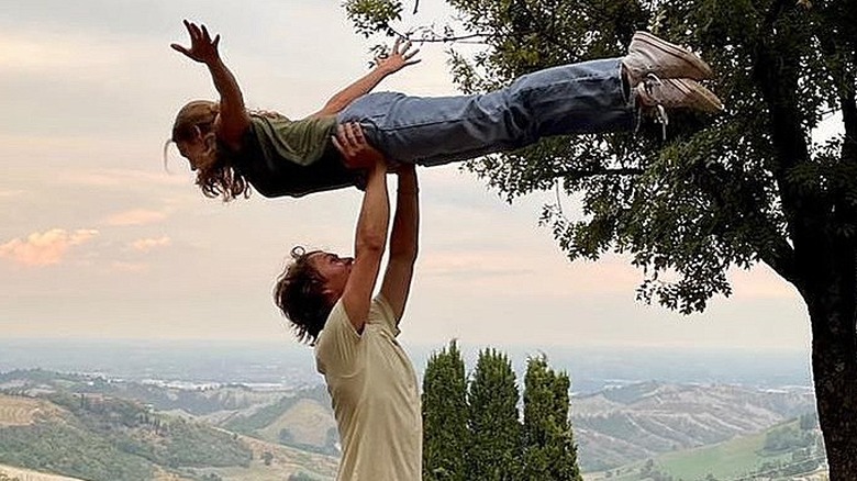 Ansel Elgort lifts Shailene Woodley