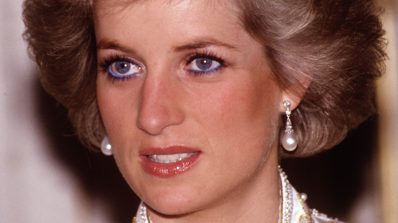 Diana Spencer looking to the side