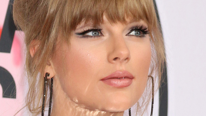 Taylor Swift with winged eyeliner and pink lips