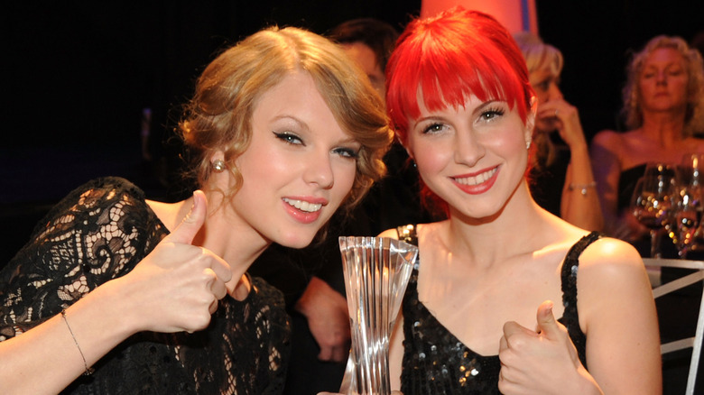 Taylor Swift and Hayley Williams thumbs up