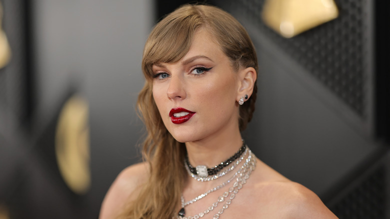 Taylor Swift wearing stacked necklaces