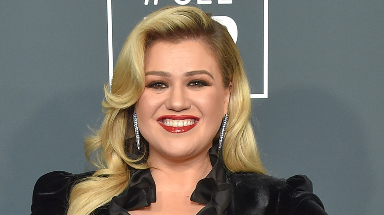 Kelly Clarkson smiling