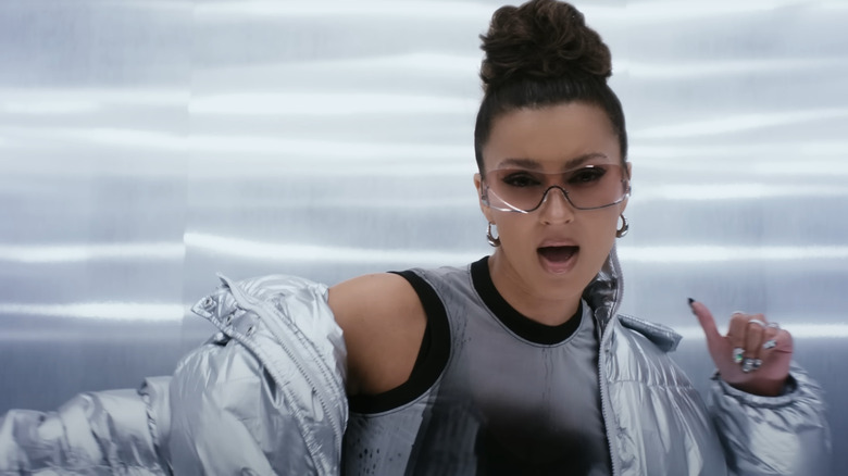 Tori Kelly sings in the "missin u" music video