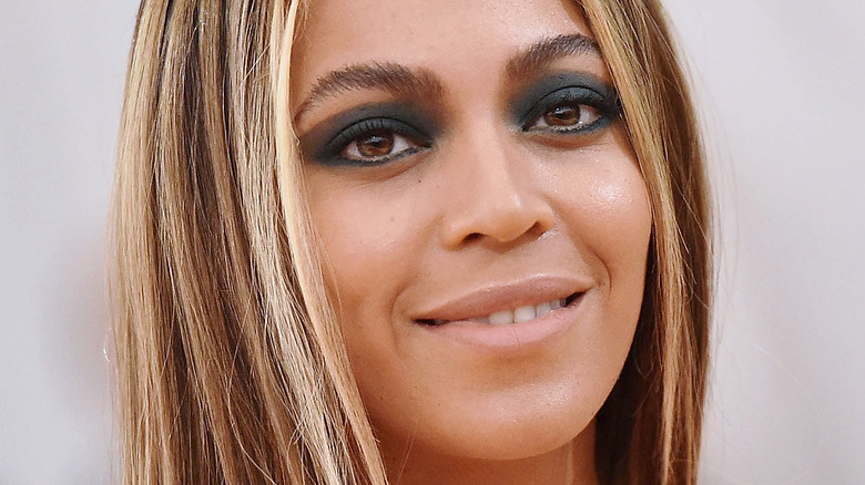 Beyonce smiles long, straight hair