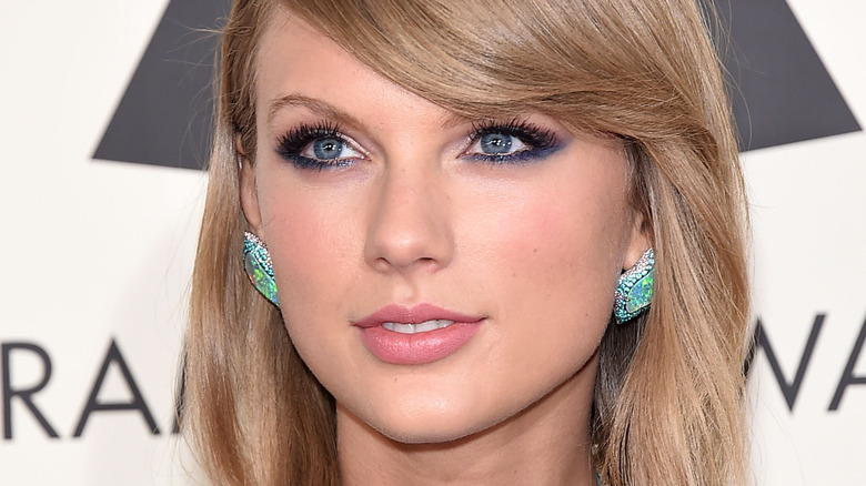 Taylor Swift blue eyeliner