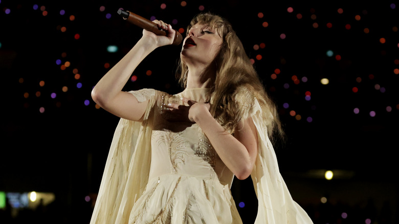 Taylor Swift performing