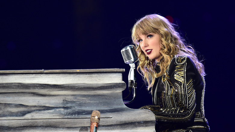 Taylor Swift performing