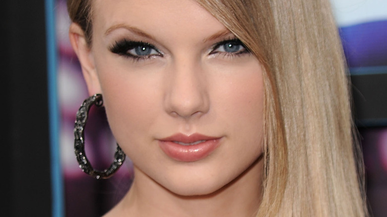Taylor Swift poses