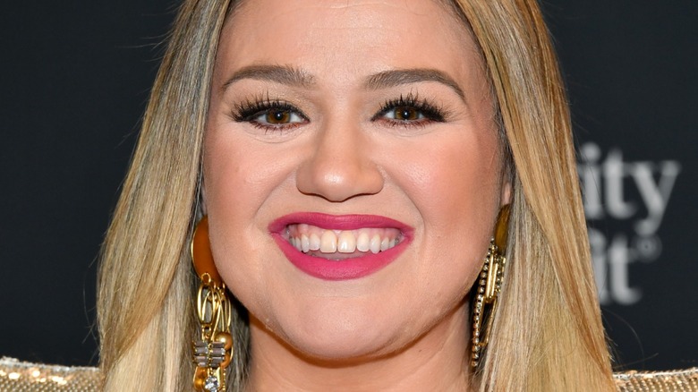 Kelly Clarkson smiling