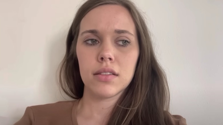 Jessa Duggar looking to the side