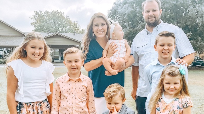 Anna and Josh Duggar posing with their kids