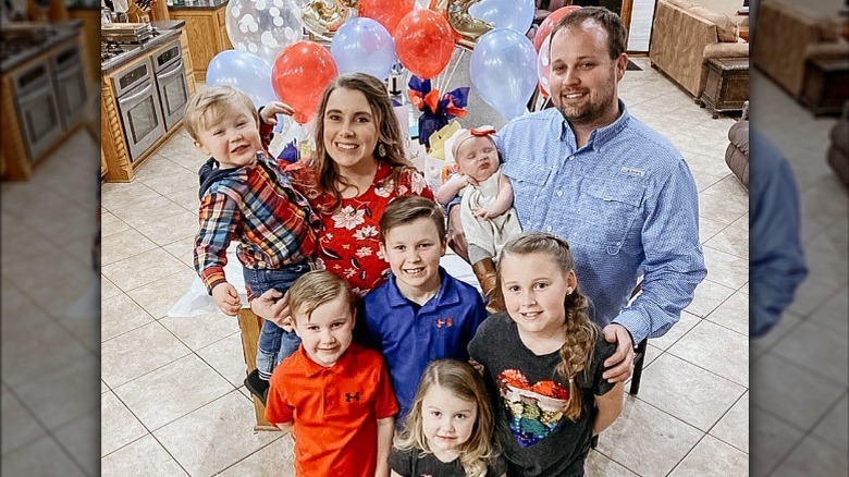 Josh and Anna Duggar posing with their kids
